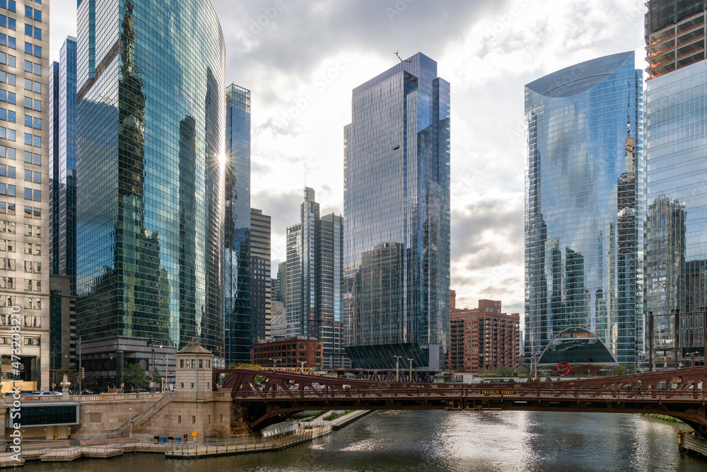 Obraz premium Chicago and the Chicago River