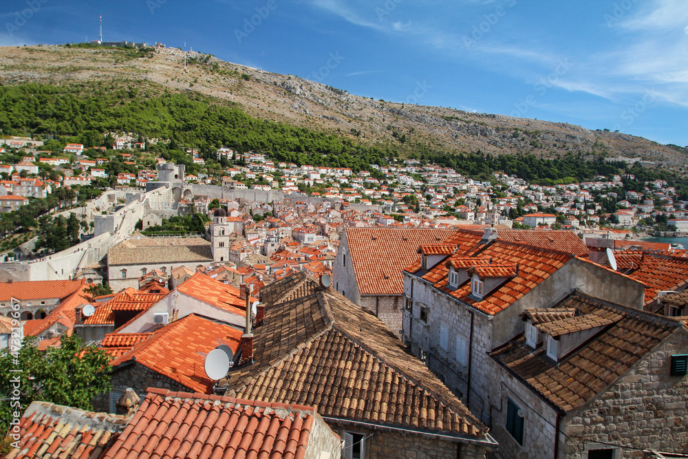 Obraz premium Cityscape of ancient downtown Dubrovnik seen from the city wall