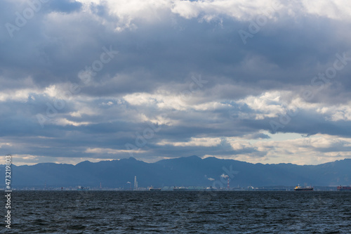 伊勢湾から見た三重県沿岸の工業地域の風景