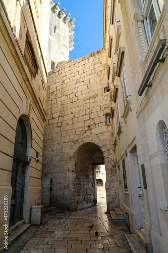 Fototapeta Naklejka Na Ścianę i Meble -  Ancient stone archway in Old Town Split Croatia