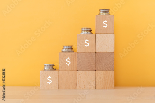 資産形成、価格の上昇｜ドルマークの入った積み木とコイン photo