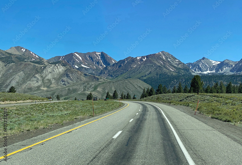Fototapeta premium The road curve - Eastern Sierra, California