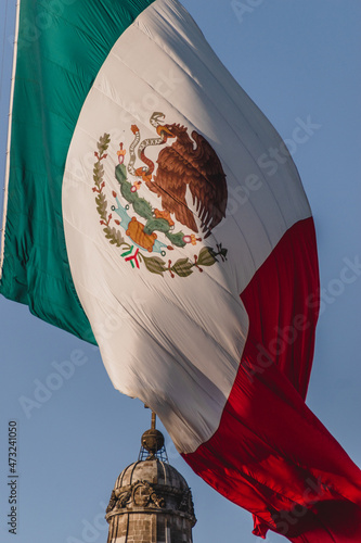 Bandera de México ondeando photo