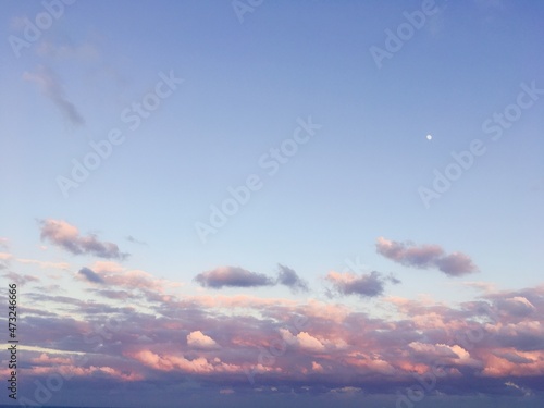【十五夜】マジックアワーのピンク色の雲と月
