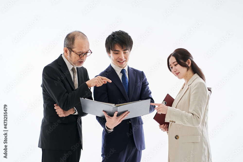 白背景でミーティングをするアジア人のビジネスパーソン 白背景でミーティングをするアジア人のビジネスパーソン