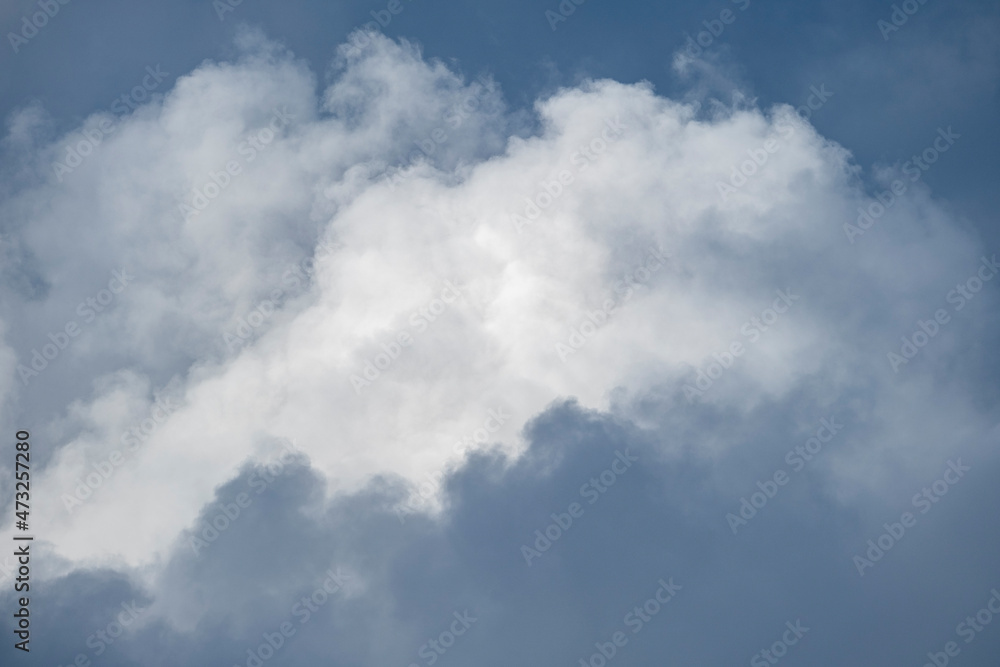 Nuage éclairé partiellement par le soleil Nuage éclairé partiellement par le soleil