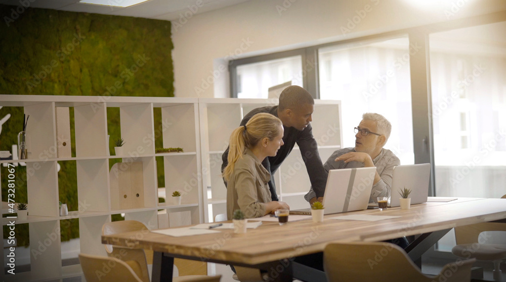 Obraz premium start-up in a team of three people working on a project