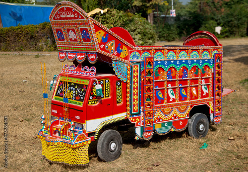 Canvastavla Beautifully decorated truck decoration