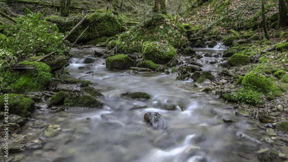 Fließendes Crystal klares Gewässer in Nahaufnahme