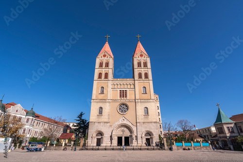 Low angle shot of St. Mir's Cathedral in Qingdao © 昊 周