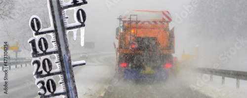 Canvas Print Road sign and thermometer with sub-zero temperatures warn of snow, ice and slipp
