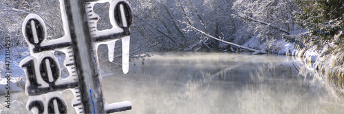 Foto Road sign and thermometer with sub-zero temperatures warn of snow, ice and frost