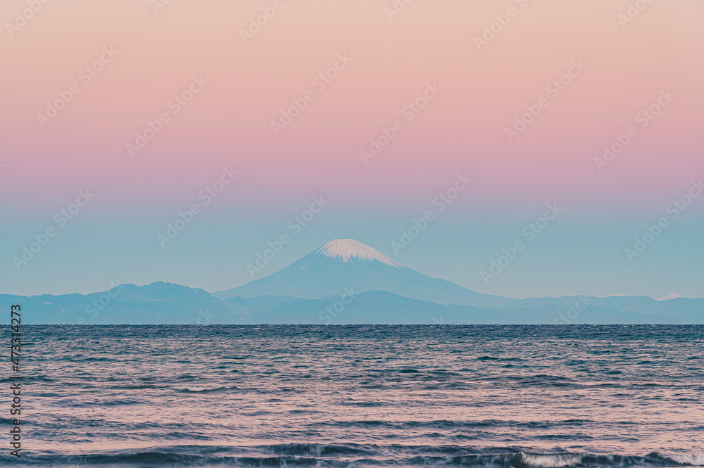 ビーナスベルトとダークセグメント中に見える富士山