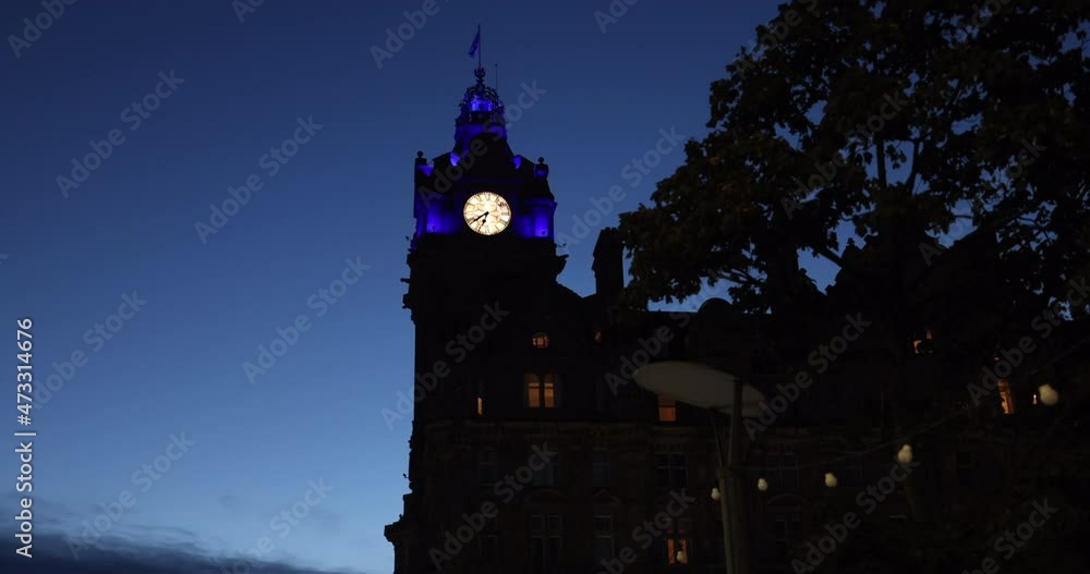 Vidéo Stock Edinburgh at night, gothic and imposing, the Balmoral Hotel ...