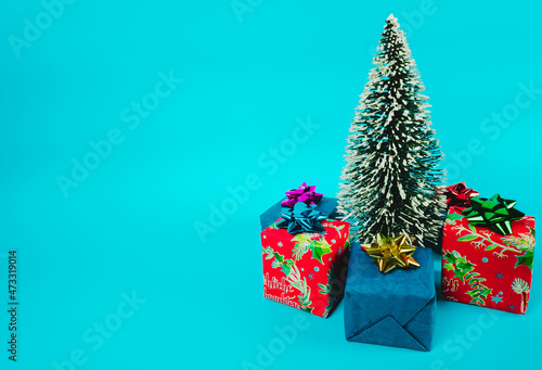 Christmas tree with gifts on a blue background (ID: 473319014)