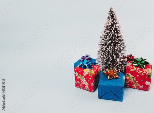 Christmas tree with gifts on white background (ID: 473319015)