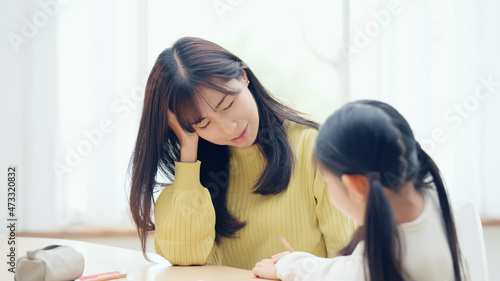 Cuadro en lienzo 子育てに悩む母親　育児イメージ