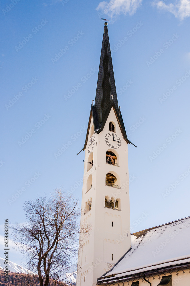 Zuoz, Kirche, San Luzi, Oberengadin, Engadiner Dorf, Graubünden, Alpen, Inn, Fluss, Engadiner Häuser, Wanderweg, Landwirtschaft, Winter, Wintersport, Winterwanderweg, Schweiz Zuoz, Kirche, San Luzi, Oberengadin, Engadiner Dorf, Graubünden, Alpen, Inn, Fluss, Engadiner Häuser, Wanderweg, Landwirtschaft, Winter, Wintersport, Winterwanderweg, Schweiz