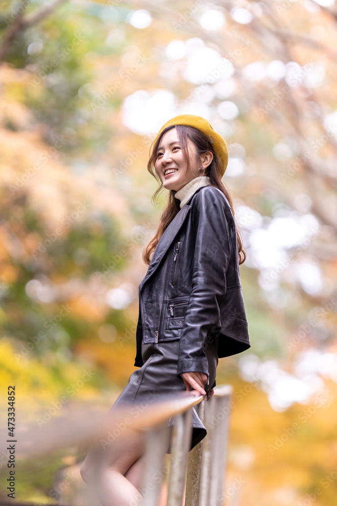 紅葉を散策する日本女性 紅葉を散策する日本女性