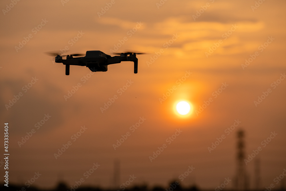 夕暮れを空撮するドローン 夕暮れを空撮するドローン