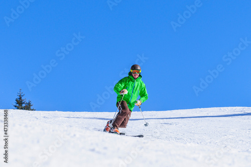 Skifahrer auf der im Piste im Telemark-Stil unterwegs