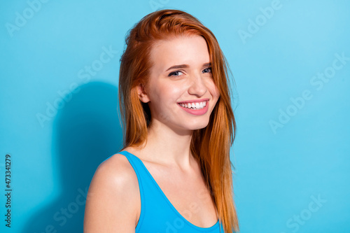Photo portrait red haired woman in singlet smiling happy in summer isolated pastel blue color background