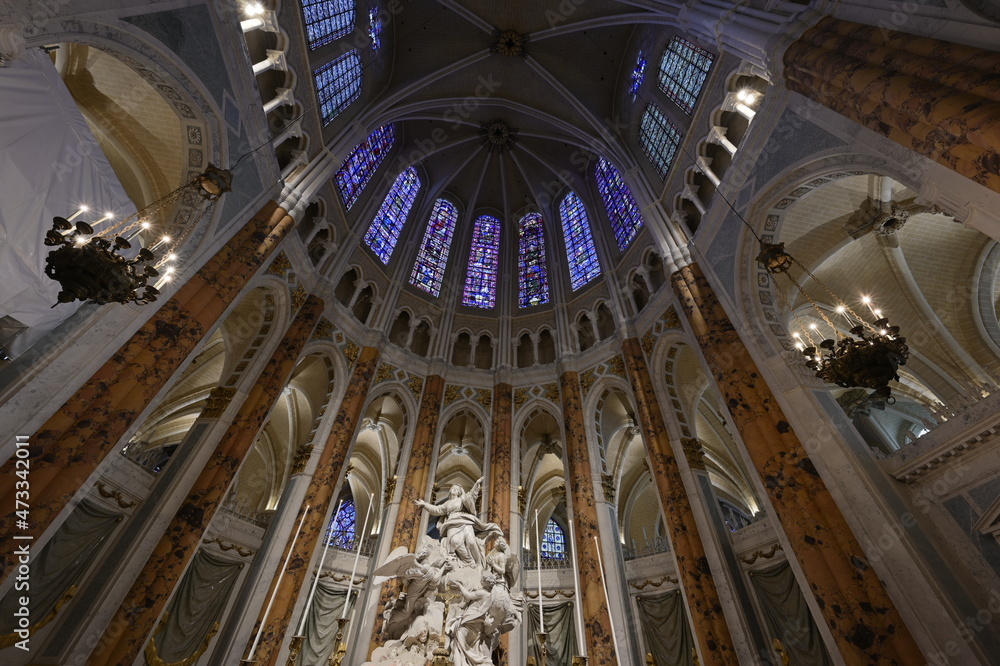 Voûtes et vitraux , intérieur de la cathédrale de Chartres