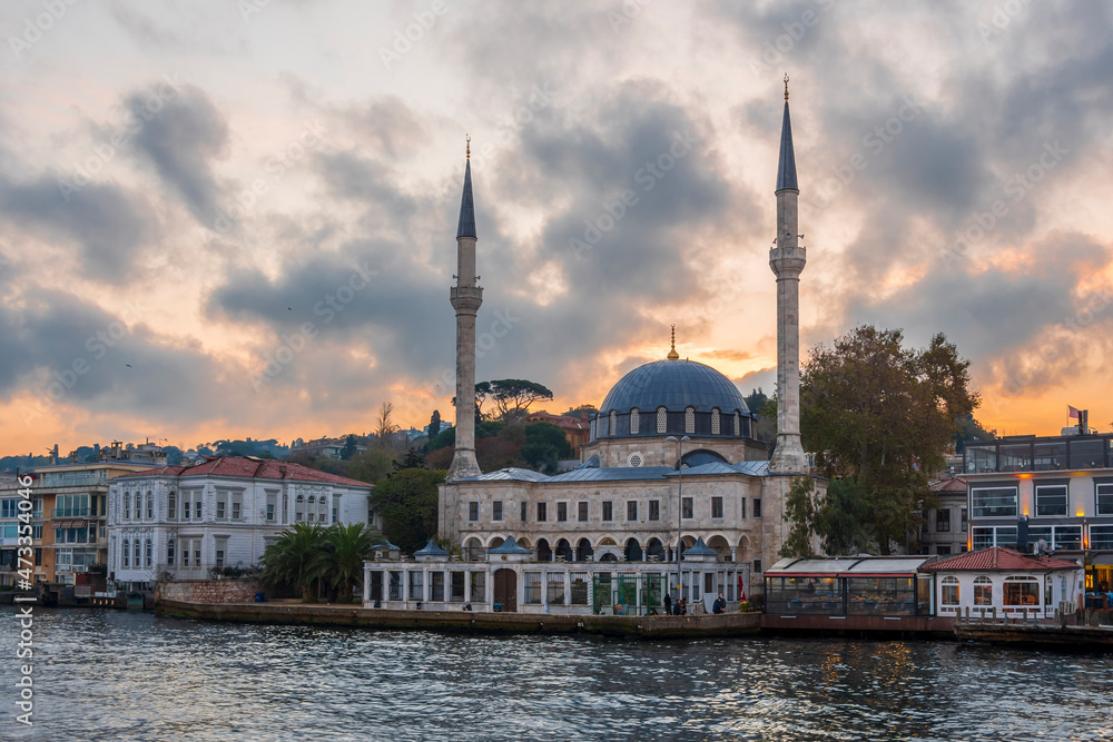 Naklejka premium The Beylerbeyi Mosque at sunrisen in Istanbul