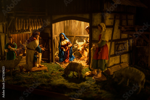 Holzgrippe mit Maria und Joseph im Stall