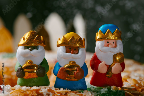 Photo the three wise men on a spanish kings cake