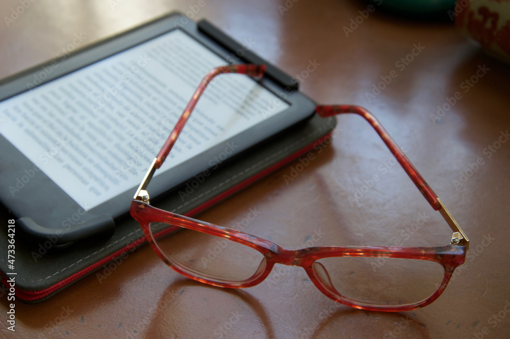 Electronic ebook and glasses for tired eyesight Electronic ebook and glasses for tired eyesight