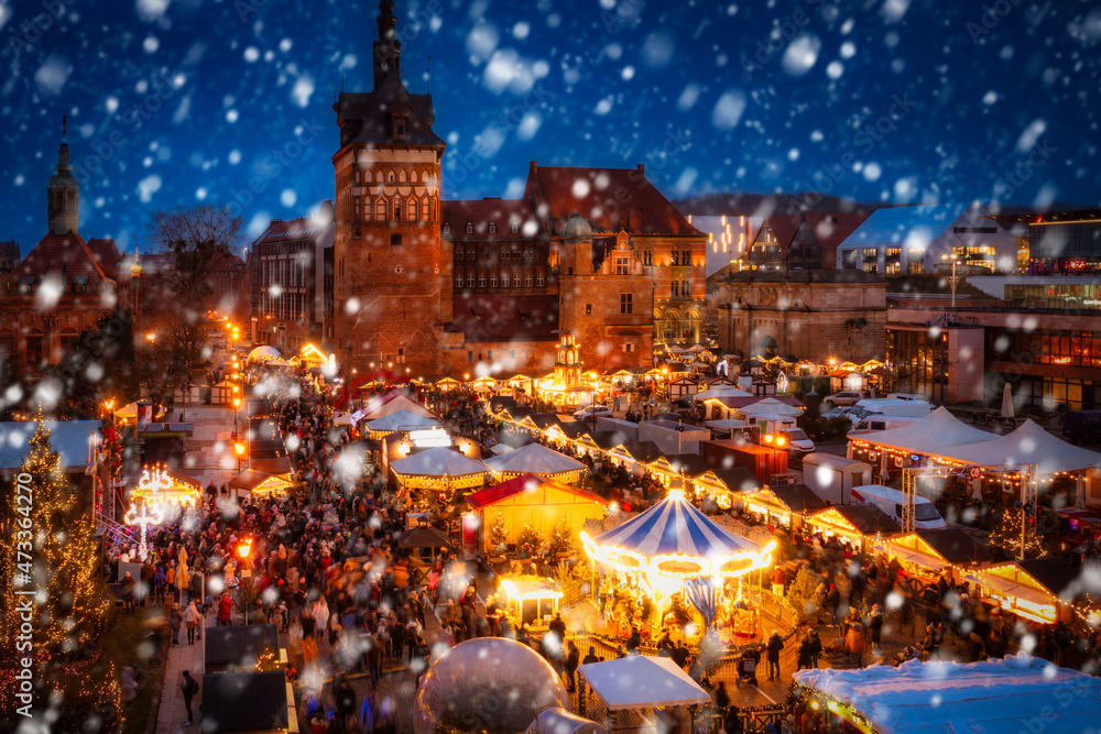 Naklejka premium Beautiful Christmas fair in the old town of Gdansk at snowy night, Poland