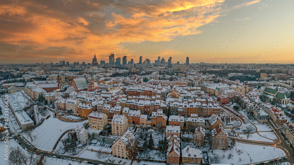 Warszawska starówka przykryta śniegiem, centrum miasta w oddali, zimowa panorama miasta z lotu ptaka - obrazy, fototapety, plakaty 