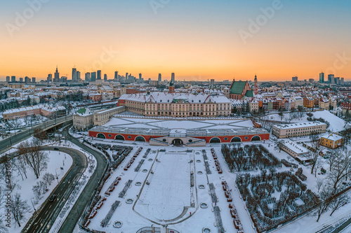 Warszawa, zamek królewski pokryty śniegiem, centrum miasta w oddali, zimowa panorama miasta z lotu ptaka