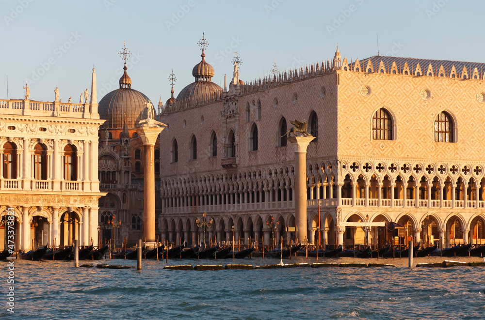 Blick vom Bacino di San Marco auf den Dogenpalast und der Piazzetta am Morgen, Venedig