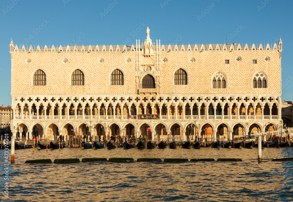Blick vom Bacino di San Marco auf den Dogenpalast und der Piazzetta, Venedig, Italien