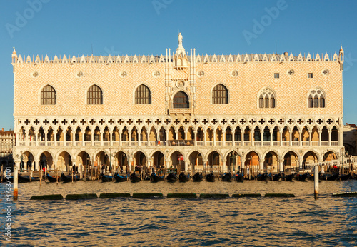 Blick vom Bacino di San Marco auf den Dogenpalast und der Piazzetta, Venedig, Italien © Peter