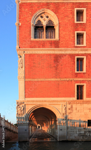 Dogenpalast, Süd-Ost-Ecke; der trunkende Noah, oben Erzengel Raffael mit dem kleinen Tobias, davor Ponte della Paglia am Morgen, Venedig, Veneto, Italien photo