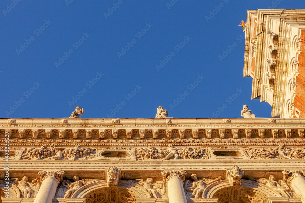 Obraz premium Sculptres of the Marciana Library Palace, Piazzetta San Marco, St Mark's Square, Venice, Veneto, Italy.