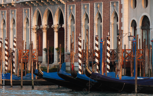 Gondeln vor dem Palazzo Genovese am Canal Grande, Venedig, Italien photo