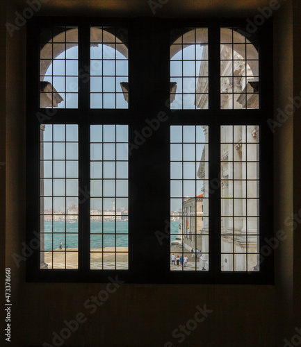 Blick durch ein Fenster des Klosters auf San Giorgia Maggiore, Venedig