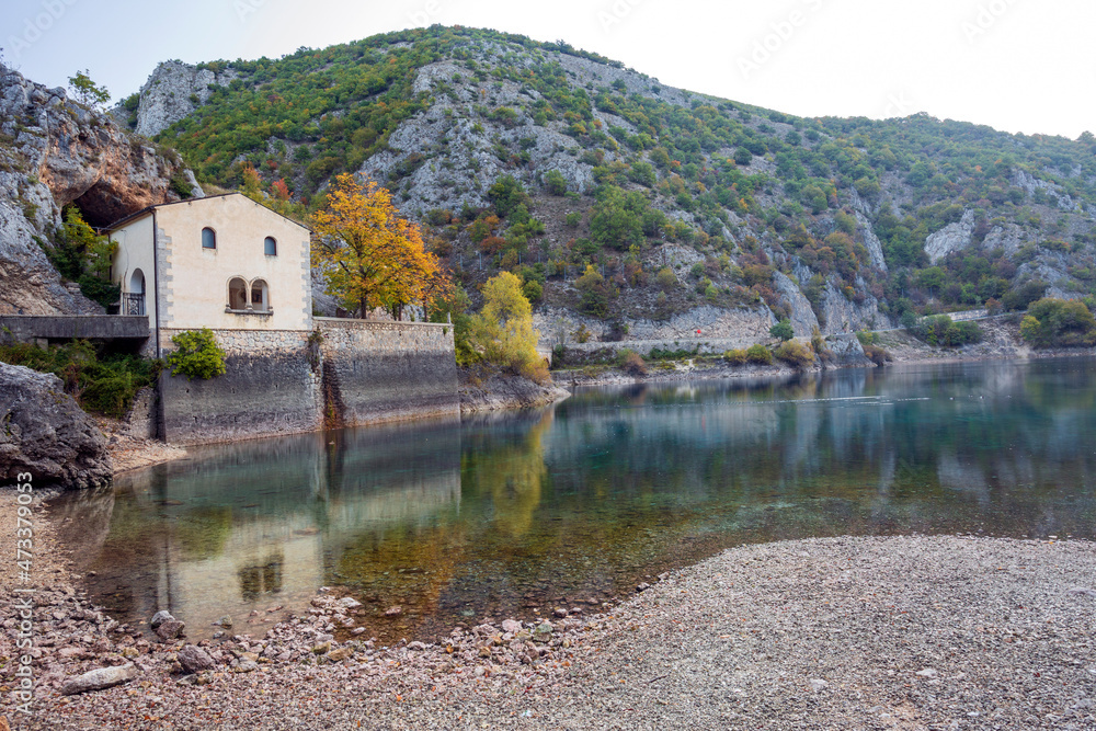 Lago di San Domenico in Abruzzo. Vicino al lago di Scanno, un paesaggio in autunno con mille colori Lago di San Domenico in Abruzzo. Vicino al lago di Scanno, un paesaggio in autunno con mille colori