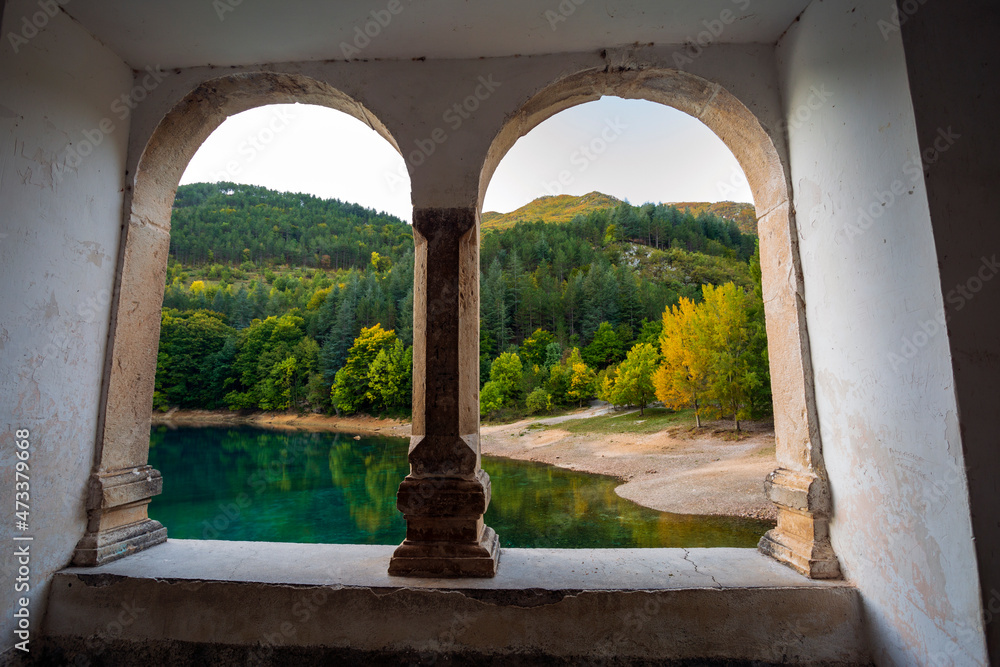 Lago di San Domenico in Abruzzo. Vicino al lago di Scanno, un paesaggio in autunno con mille colori