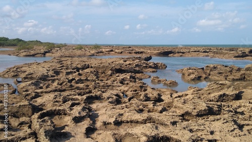 Praia do Apaga Fogo em Porto Seguro, na mare baixa e possível ver os arrecifes bem aparentes com pequenas piscinas naturais.