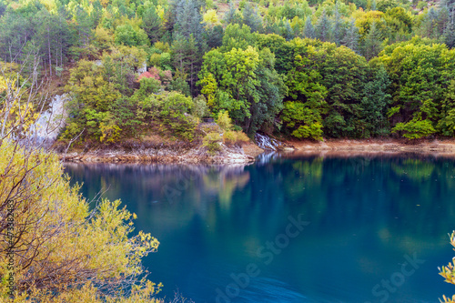 Fototapeta Naklejka Na Ścianę i Meble -  Lago di San Domenico in Abruzzo. Vicino al lago di Scanno, un paesaggio in autunno con mille colori