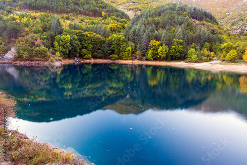 Lago di San Domenico in Abruzzo. Vicino al lago di Scanno  un paesaggio in autunno con mille colori