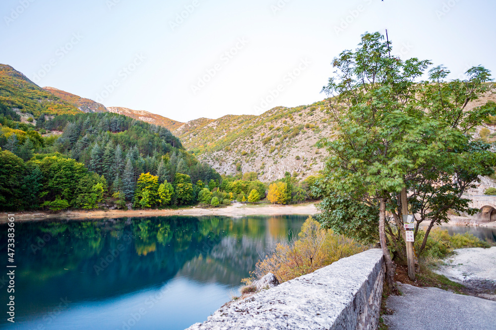 Lago di San Domenico in Abruzzo. Vicino al lago di Scanno, un paesaggio in autunno con mille colori Lago di San Domenico in Abruzzo. Vicino al lago di Scanno, un paesaggio in autunno con mille colori