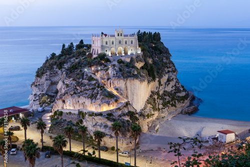 Photos Die Wallfahrtskirche Santa Maria Dell Isola von Tropea in der Abenddämmerung