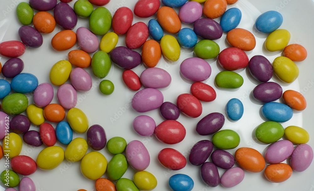 Obraz premium Colored candies on a white plate