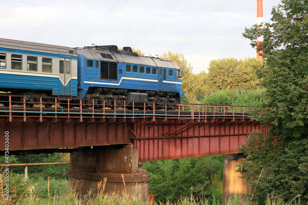 Obraz premium locomotive on a railway bridge 